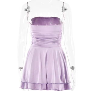 Détail d'une mini robe bustier violette avec ourlet à volants et taille froncée