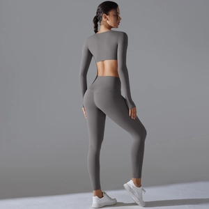 Detail des grauen Yoga-Sets mit Rückenausschnitt und elastischem Funktionsmaterial