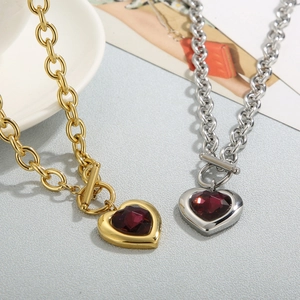 Collier avec fermoir toggle en or et argent et pendentif coeur en cristal rouge foncé