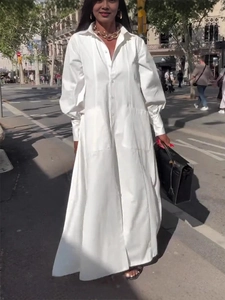 Robe chemise longue blanche élégante et ample à manches longues avec fentes latérales