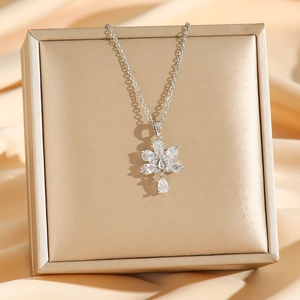 Collier exquis en acier titane avec pendentif fleur en zircons et perle en forme de goutte