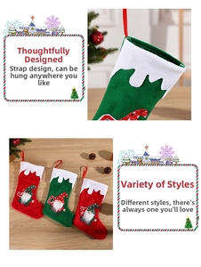 Détail des chaussettes de Noël gnome avec lettrage JOY et bordure en peluche blanche