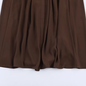 Dunkelbraunes Midi-Kleid mit Gürtel zeigt Details zum fließenden Stoff am Saum