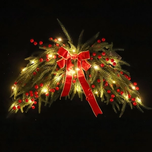 Ghirlanda natalizia con bacche rosse, aghi di pino, fiocco di velluto e luci LED calde