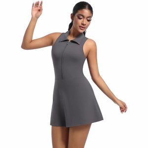 Détail de la robe de sport grise avec col polo zippé et coupe sans manches ajustée