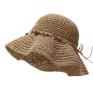 Chapeau de soleil au crochet avec large bord ondulé et ruban de perles pour la plage d'été