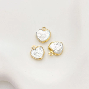 Tres colgantes de corazón de perlas barrocas con bordes dorados para hacer joyas DIY