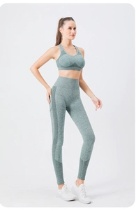 Détail de l'ensemble de yoga sans couture avec empiècements en maille et brassière