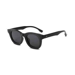 Retro oversized zonnebril met zwart vierkant frame en donkere glazen voor een chique look