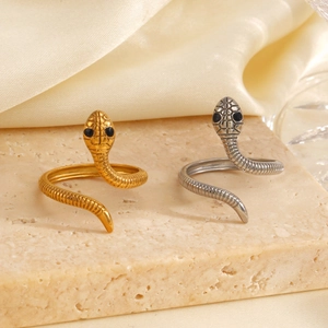 Anelli a serpente in oro e argento con occhi di cristallo nero e trama a squame