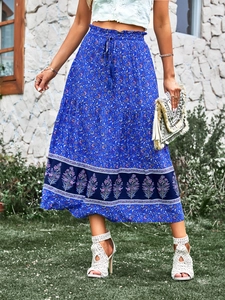 Détail d'une jupe longue bohème à fleurs avec taille élastique à cordon et design à volants
