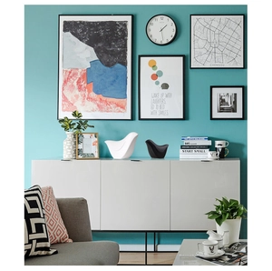 Detail von minimalistischen Keramikvögeln in Schwarz und Weiß auf einem weißen Schrank