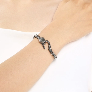 Nahaufnahme des Vintage-Schlangenarmbands mit detaillierten Metallschuppen-Texturen