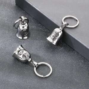 Détail de porte-clés cloche vintage en acier avec runes vikings et motifs de boussole