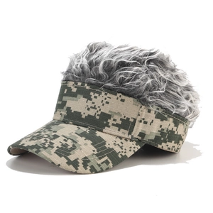 Détail de la casquette camouflage numérique avec cheveux synthétiques gris sur le dessus