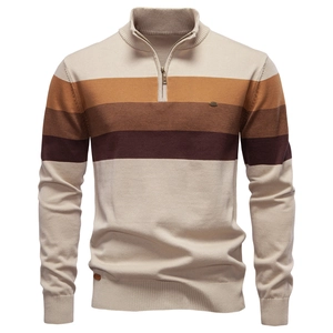 Dettaglio del maglione in maglia da uomo con motivo a strisce e colletto a coste con zip