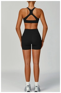 Vue arrière du soutien-gorge de sport noir avec dos évidé et short de cycliste assorti