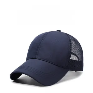 Détail du tissu en maille respirante bleu marine sur une casquette de baseball