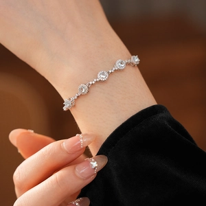 Gros plan d'un bracelet en argent avec zircons géométriques et pierres rondes au poignet