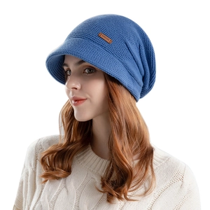 Blauwe winter gebreide muts met warme voering, klep en bruine lederen JOYLORD patch