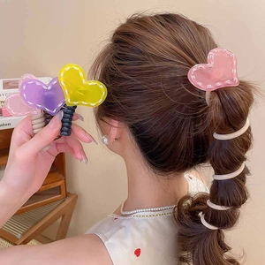 Détail de chouchous cœur en acrylique coloré et élastiques spirales pour cheveux