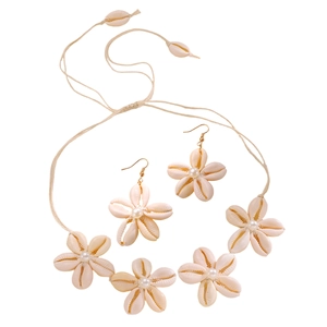 Set gioielli con fiori di conchiglia fatti a mano con collana e orecchini mare