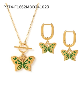 Dettaglio di set gioielli placcati oro con farfalle in smalto verde e chiusura a barra OT