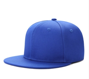 Détail d'une casquette hip-hop bleu roi à bord plat montrant la texture du tissu sergé
