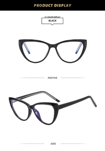 Vista frontale e laterale di occhiali cat-eye neri in TR90 con lenti anti-luce blu