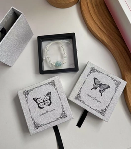 Detalle del joyero plateado brillante con marco de suspensión de película PE para pulseras