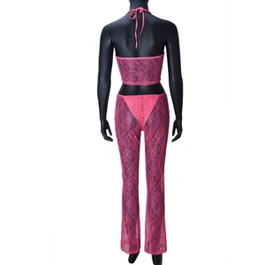 Vue arrière d'un ensemble en dentelle rose avec haut dos nu et pantalon évasé