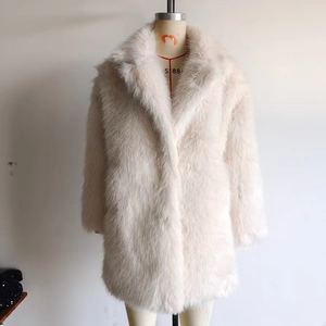 Dettaglio del cappotto in ecopelliccia beige chiaro con trama spessa e ampi revers