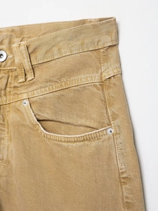 Detailaufnahme der khakifarbenen Twill-Struktur mit Metallknopf und verstärkten Nähten