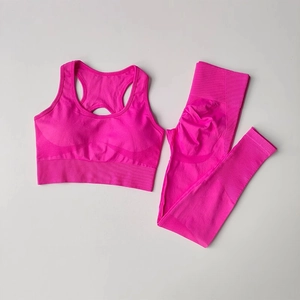 Détails rapprochés de l'ensemble de yoga sans couture rose fluo avec finitions en maille côtelée