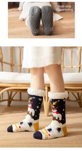 Détail de la semelle antidérapante et de la doublure en polaire épaisse des chaussettes