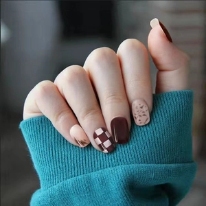 Vintage Red Checkerboard Press On Nails Short Square Artificial Nails With Glue For Women Daily Manicure Decoration Finger Art