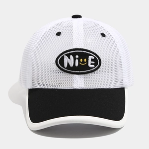 Detail der atmungsaktiven Mesh-Krone und NiCE-Smile-Stickerei auf schwarz-weißer Babykappe