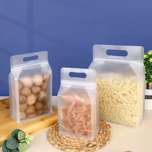 Dettaglio di sacchetti alimentari trasparenti autosigillanti con manici e fondo ottagonale