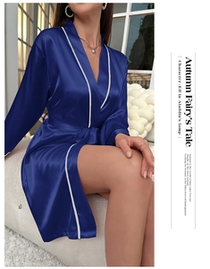 Vue détaillée du peignoir en satin bleu foncé avec liseré blanc et ceinture assortie