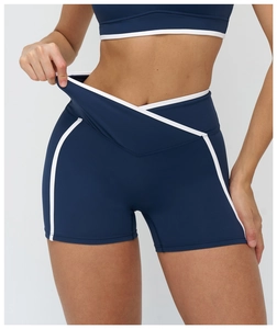 Détail du short de yoga taille en V croisée avec bordure contrastée blanche bleu marine