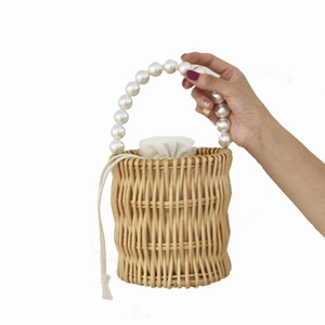 Handgemaakte geweven stro emmer tas met witte parel ketting en trekkoord binnenzakje