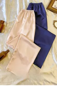 Flach liegende Satin-Schlafhose im Set in Champagner und Navyblau mit Gummizug im Bund