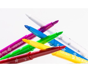 Gros plan de crayons eye-liner néon UV colorés aux teintes vives sur fond blanc
