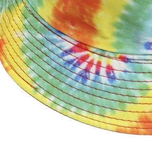 Makrodetail des Regenbogen-Batik-Fischerhuts mit verstärkten Nähten an der Hutkrempe