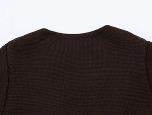 Détail de gilet en tricot marron foncé avec texture côtelée et encolure ronde