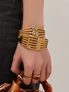 Dettagli del bracciale dorato traforato con emblema albero della vita e cristalli