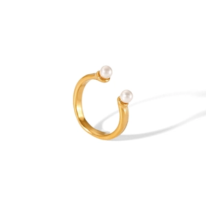 Detail of 18K gold bow knot ring with white pearls on a minimalist hammered texture band