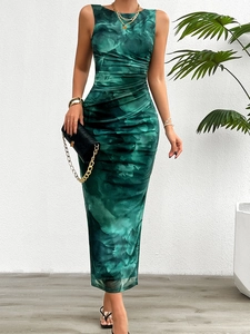 Détail du tissu en maille tie-dye vert et des fronces élégantes sur la robe midi ajustée
