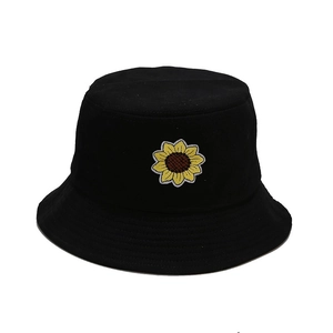 Cappello a secchiello nero in cotone con ricamo di girasole giallo su sfondo bianco