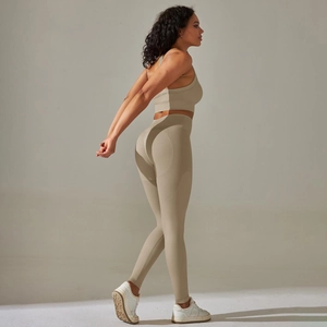 Seitenansicht des beigen nahtlosen Yoga-Sets mit gerippten Leggings und Racerback-Sport-BH